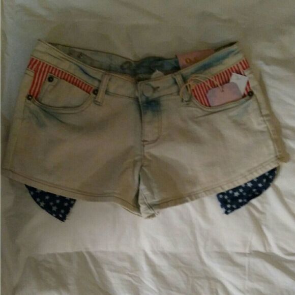 ⬇️⬇️⬇️Patriotic Jean Shorts with Peeking Pockets - Picture 3 of 4